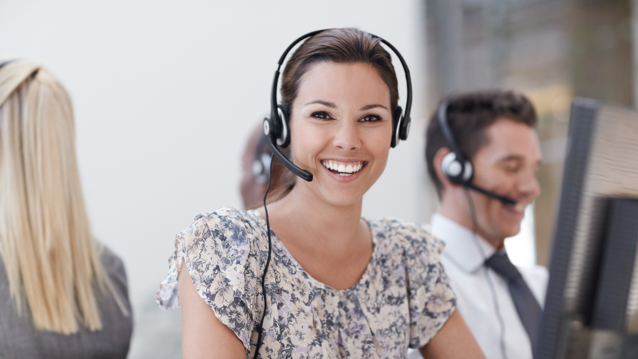 Airline group sales agent delivering personalized support through customer interaction